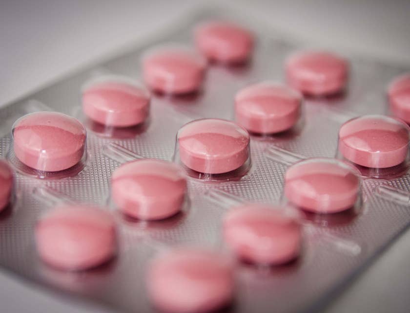 Des médicaments sur une plaquette thermoformée utilisée dans les cliniques de santé reproductive.