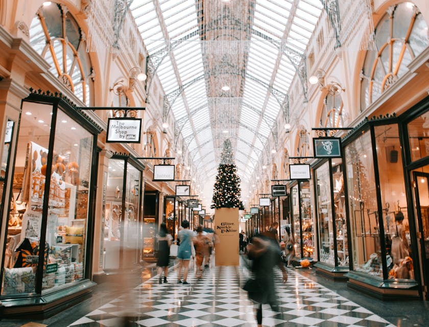 Tiendas minoristas dentro de un centro comercial.