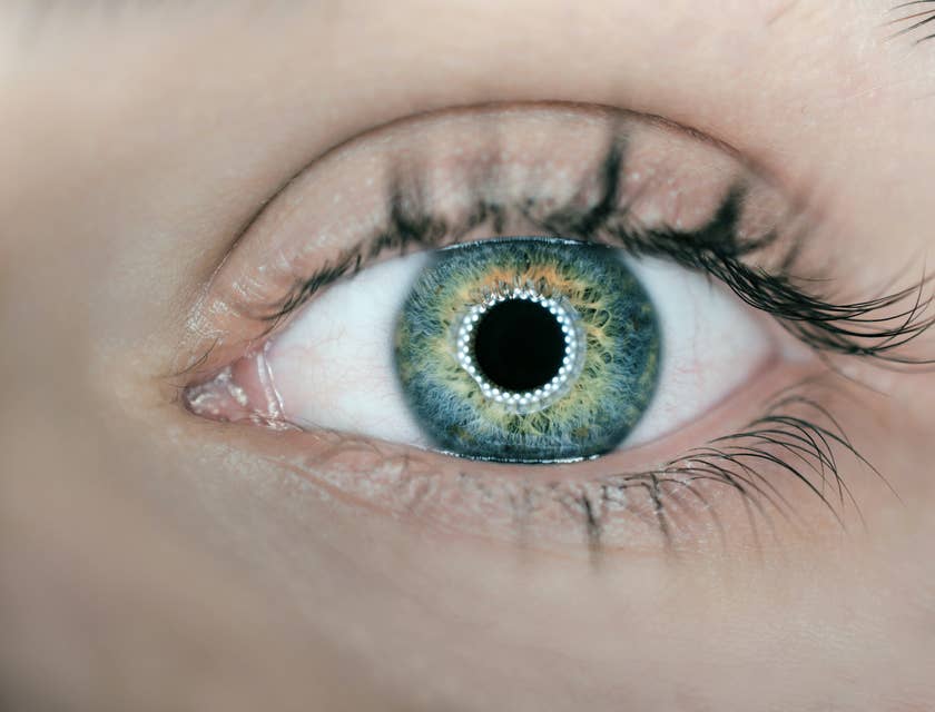 El ojo abierto verde de una mujer en un consultorio de retinólogo.
