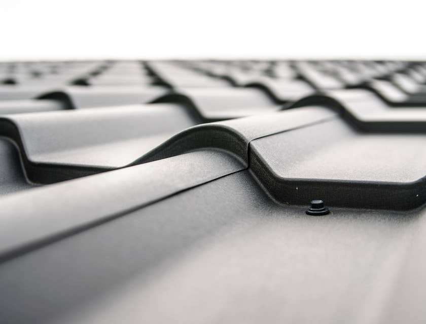Close-up de um telhado metálico.