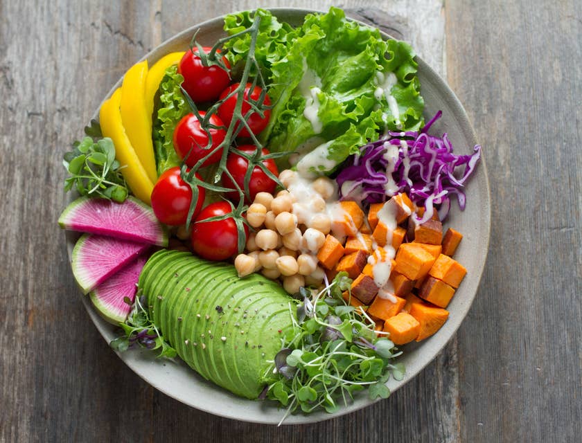 Eine Schüssel mit buntem Gemüse und Salat.