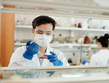 Cientista trabalhando em um laboratório.