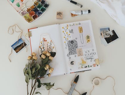 Un carnet de scrapbooking avec des fleurs.