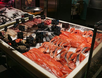 Peixaria ao ar livre.