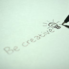 Busca rimas, sinónimos y oportunidades de aliteración.