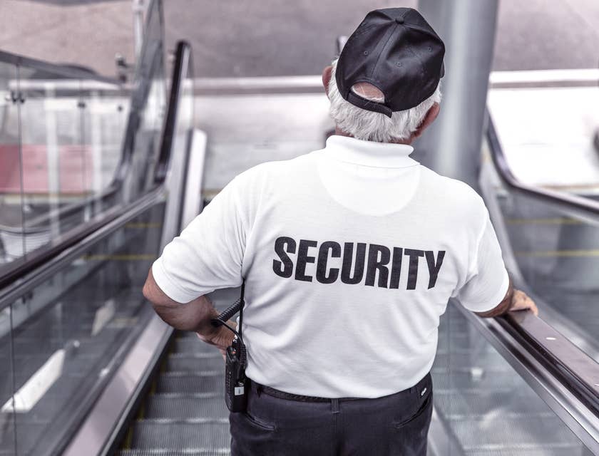 Un guardia de una empresa de seguridad en una plaza comercial.