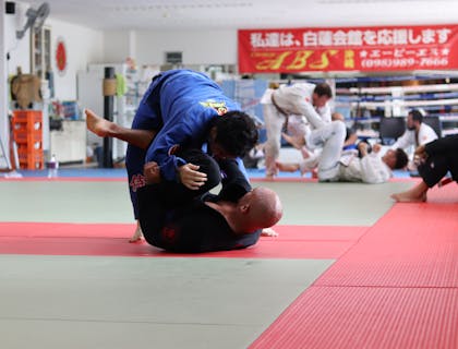 Un homme enseignant les arts martiaux dans un club de self-defense.