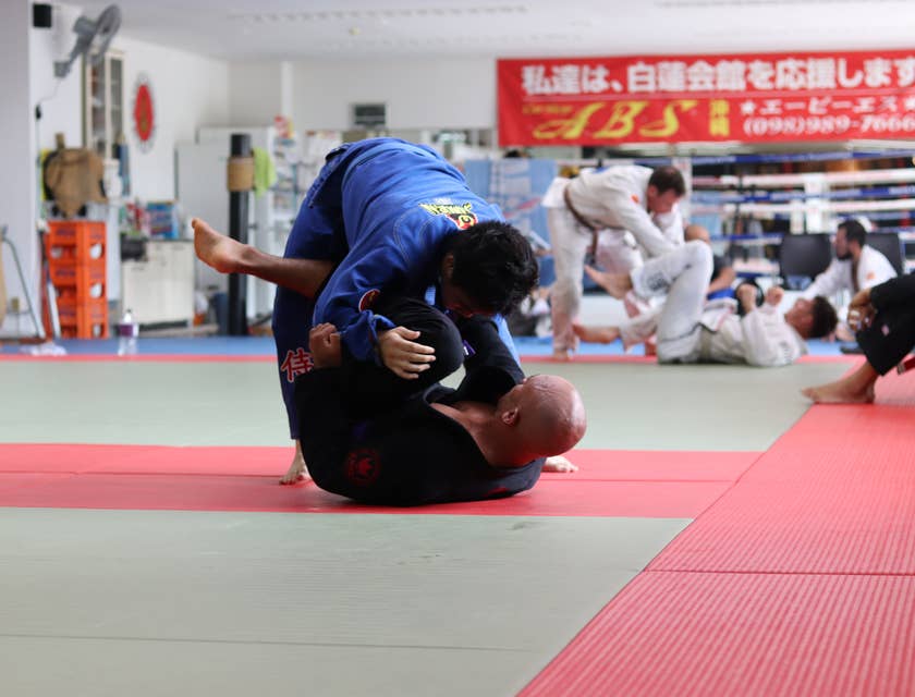 Um homem ensinando artes marciais em um curso de defesa pessoal.