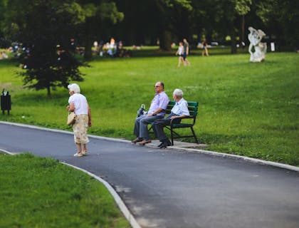 Alcuni anziani che passano del tempo nel giardino di un centro diurno per anziani.