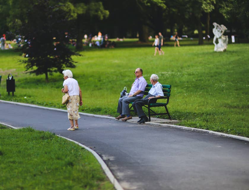 Jung und Alt genießen die frische Luft im Park eines Seniorenzentrums.