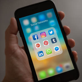 Crea cuentas de redes sociales.