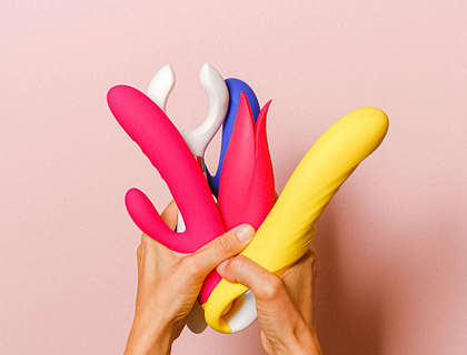 Una persona con in mano alcuni sex toys.