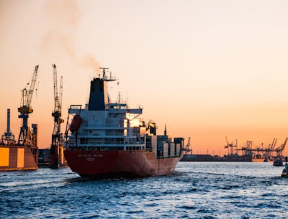 Un navire quittant un port d'activité maritime.