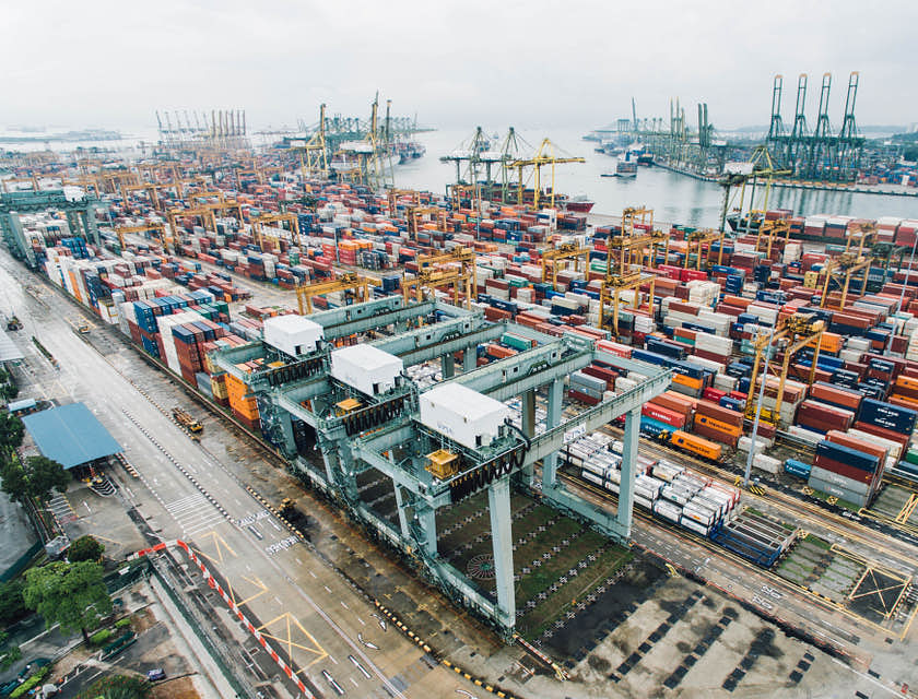 Vista áerea de um centro de distribuição cheio de containers.