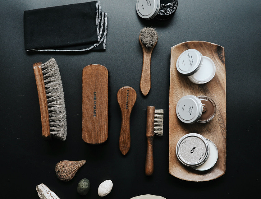 Brosses assorties et produits de nettoyage de chaussures.