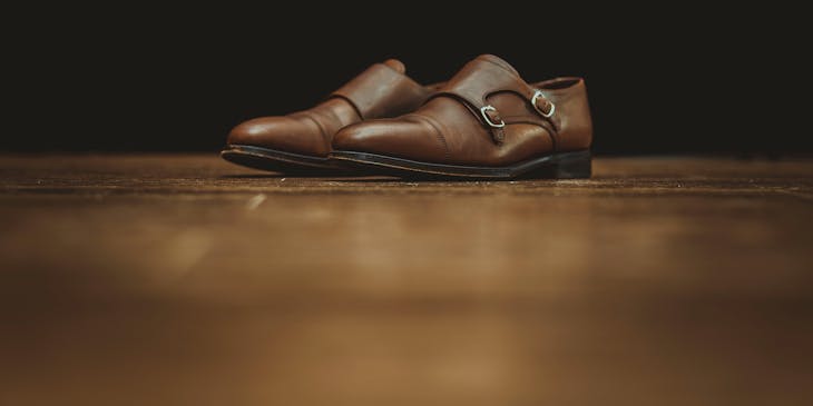 Un paio di scarpe di cuoio appena lucidate.