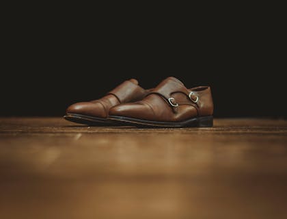 Un par de zapatos en un negocios de lustrado de zapatos.