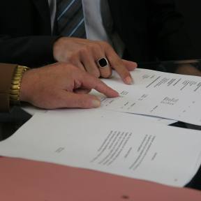 Firma un contrato de arrendamiento.
