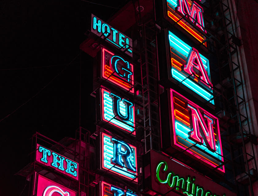 Señalización LED colorida para un hotel hecha por una empresa de señalización.