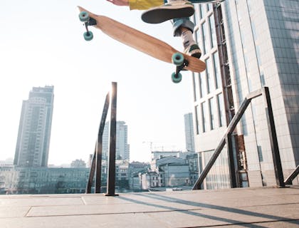 Skatista fazendo uma manobra de skate.