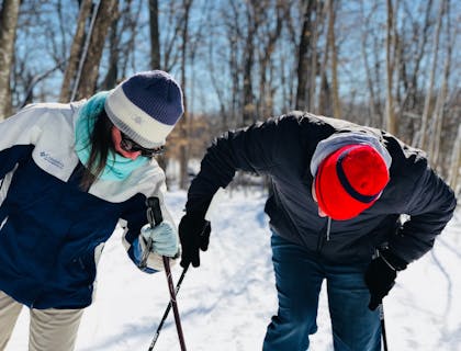 Un esquiador escuchando instrucciones en una escuela de esquí.