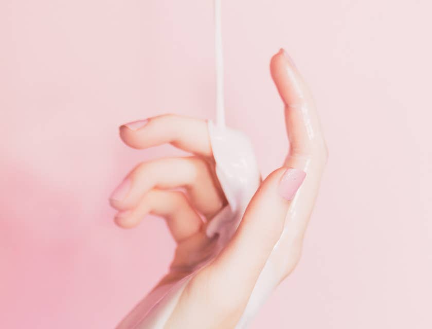 Une lotion est versée sur la peau d'une femme dans le cadre d'une routine de skincare.