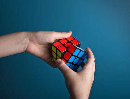 Un homme intelligent qui résout un Rubik's cube.