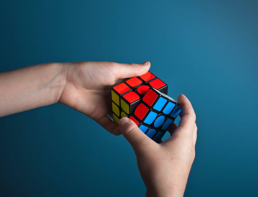 Un homme intelligent qui résout un Rubik's cube.
