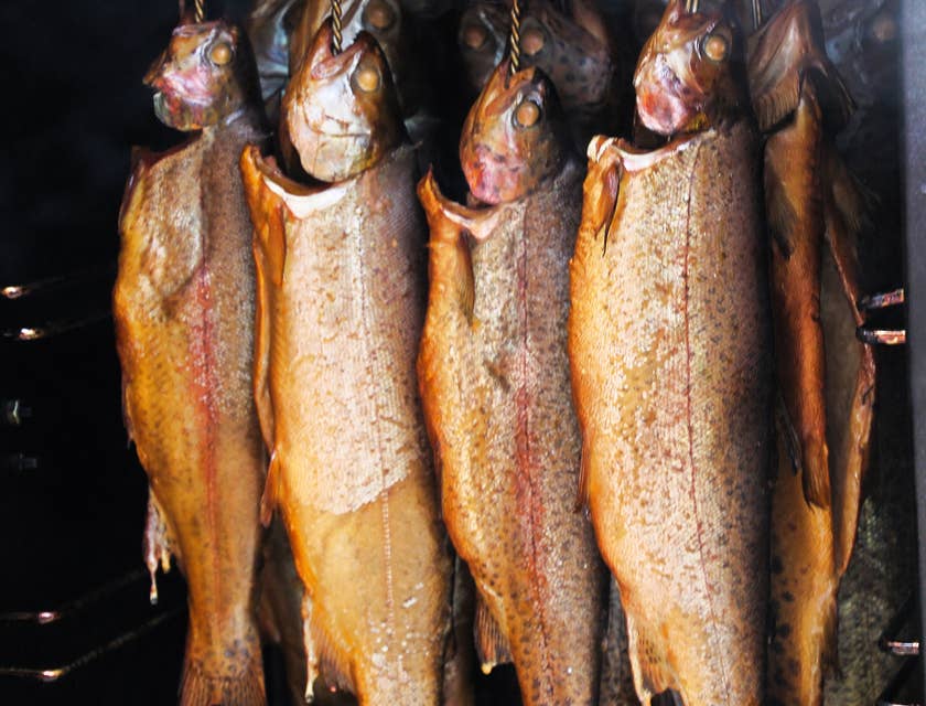 Des poissons fumés suspendus dans un fumoir d'un restaurant de viande grillée.