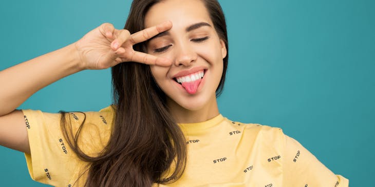 una chica con una actitud enérgica en un negocio con nombre enérgico
