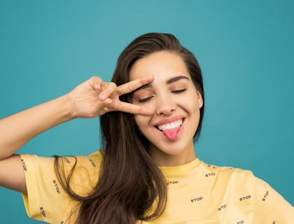 una chica con una actitud enérgica en un negocio con nombre enérgico