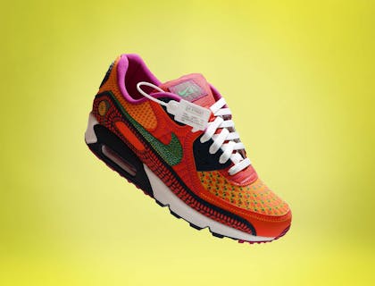 Une basket colorée suspendue dans les airs.