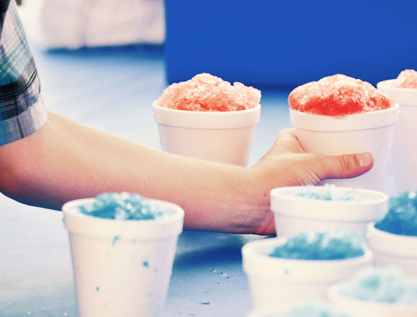 Des granités dans des bols à glace dans un stand de granité.