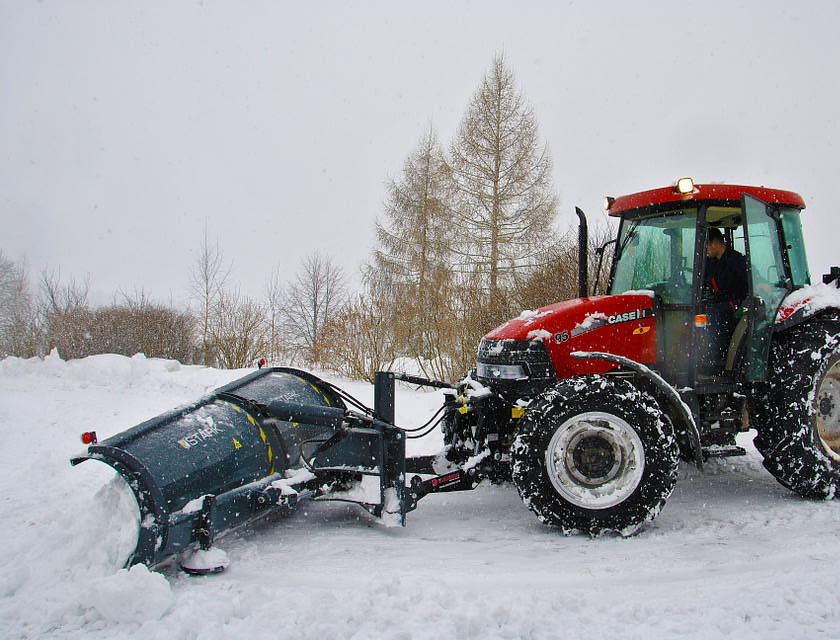 Camion chasse-neige nettoyant la neige.
