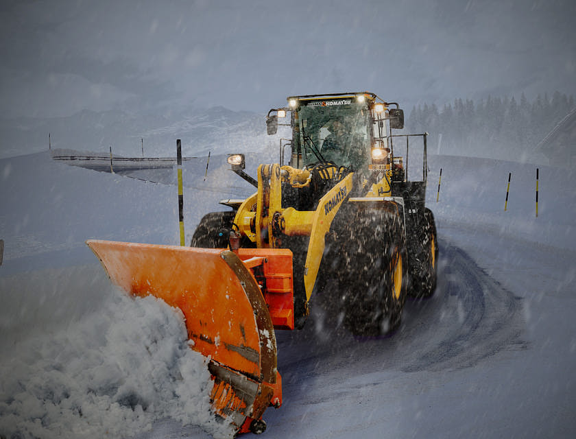 Una máquina recogiendo nieve en un negocio de recolección de nieve.