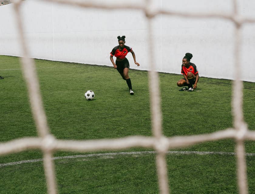 meninas jogando futebol