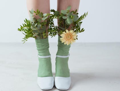 Une fille portant des chaussettes avec des fleurs à l'intérieur.