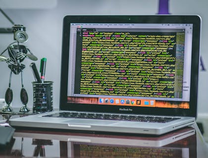 Codage visible sur l'écran d'un ordinateur portable.