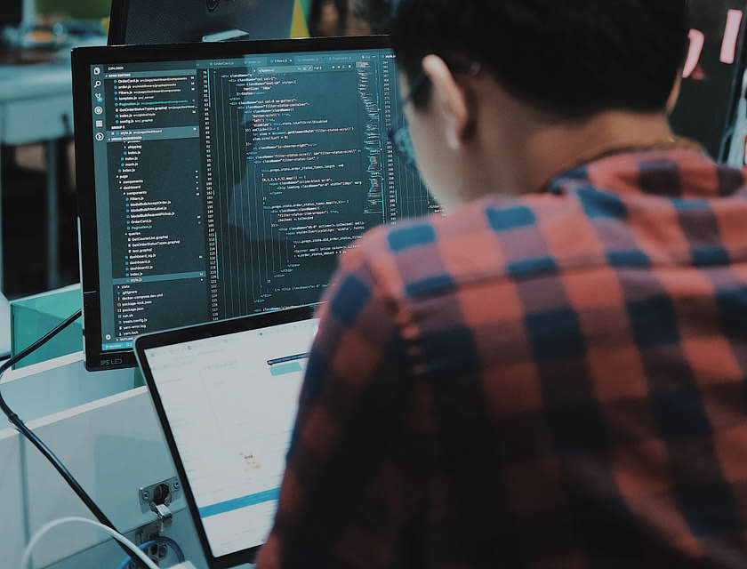 Desenvolvedor de software programando.