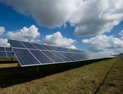 Paneles solares en el campo de una empresa de energía solar..