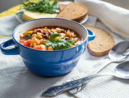 Un plato de sopa con cucharas plateadas en un negocio de sopa.