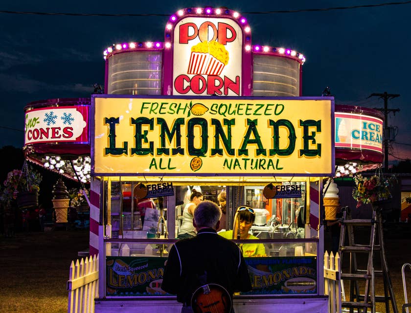 Pessoa com instrumentos comprando limonada.