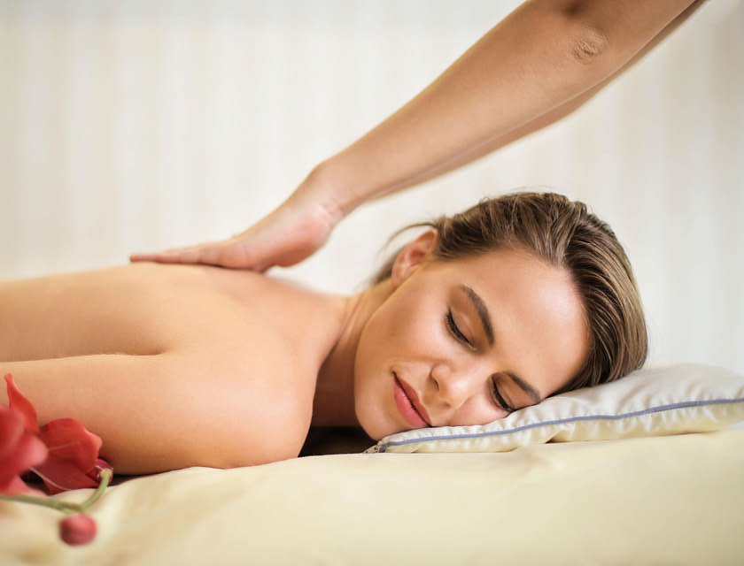 Une cliente d'un spa recevant un massage.