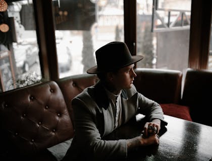 Un hombre elegante en un bar clandestino.