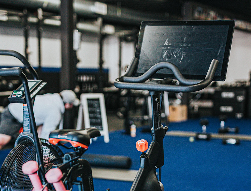 Uma bicicleta de spinning em um studio de spinning.
