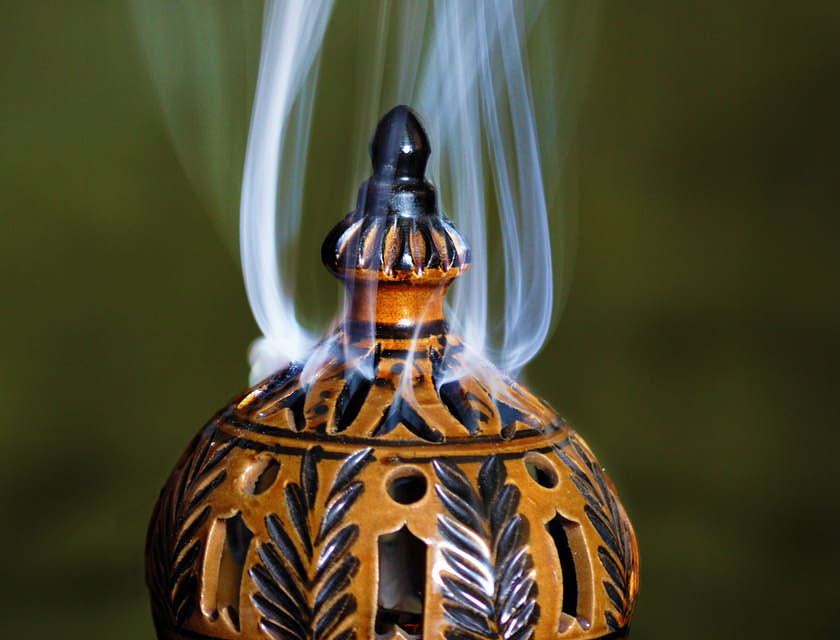Un'incensiera di legno comprata in un negozio di prodotti esoterici e spirituali.