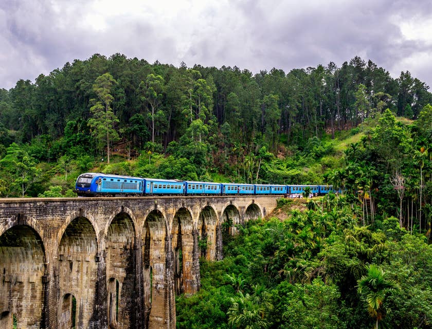 Il ponte dei nove archi in Sri Lanka attraversato da un treno blu.