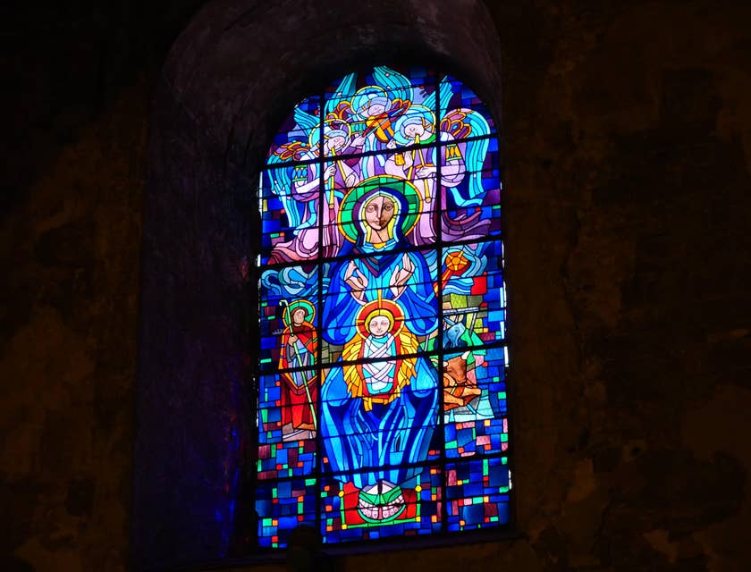 La vetrata di una chiesa raffigurante una scena sacra.