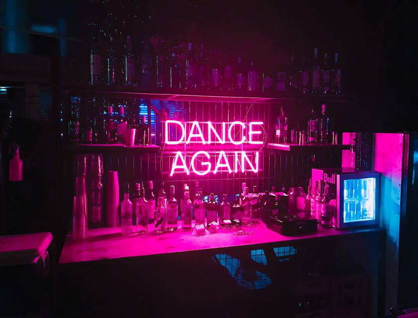 Le néon d'un club de strip-tease.