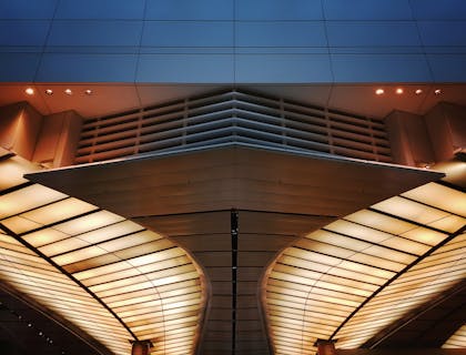Fachada de un edificio bien iluminado de una empresa de ingeniería estructural
